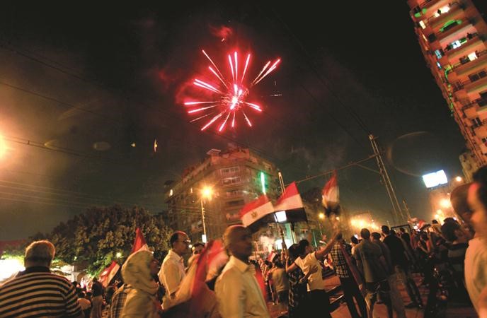 الالعاب النارية تزين سماء قصر الاتحادية ابتهاجا برحيل مرسي اپ