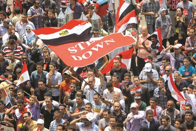  المعارضون للرئيس مرسييرفعون علم مصر في ميدان التحرير اپ