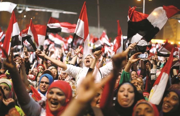 جانب من الاحتفالات في ميدان التحرير عقب بيان الجيش امس