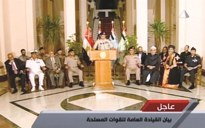 وزير الدفاع المصري الفريق اول عبدالفتاح السيسي يلقي البيان في حضور شيخ الازهر داحمد الطيب وبابا الاقباط تواضروس الثاني ودمحمد البرادعي وعدد من الشخصيات الوطنية