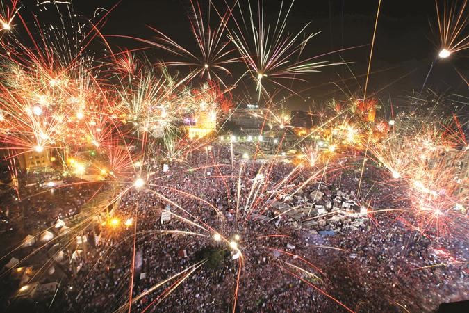 الافراح غمرت المتظاهرين في ميدان التحرير عقب بيان الجيش امس 	ا ب﻿