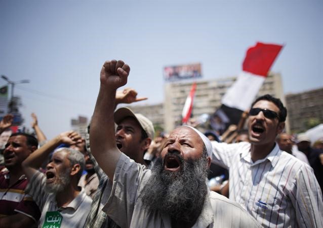 انصار الرئيس المعزول دمحمد مرسي يهتفون تاييدا له امام مسجد رابعة امس رويترز