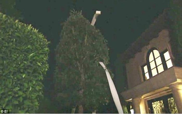 بالصور.. كيم كارداشيان تهدّد والدتها وشقيقتها بالشرطة 