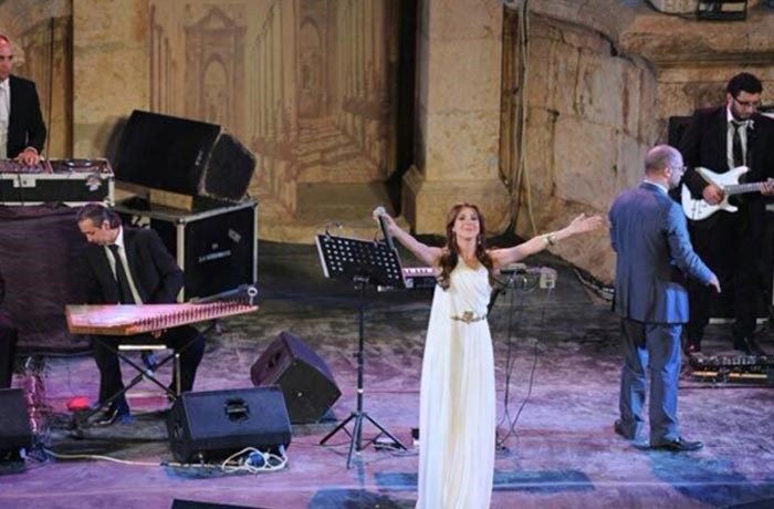 بالصور.. حفلة نانسي عجرم كادت تتحوّل إلى مأساوية بسبب معجب