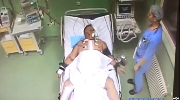بالفيديو.. طبيب يعتدي بالضرب على مريض