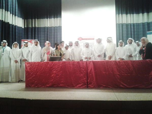 د نايف الحجرف متوسطا المشاركين في المؤتمر﻿