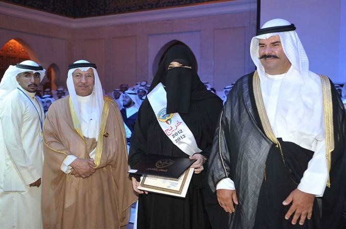 الشيخ فهد سالم العلي مكرما احدى الطالبات بحضور د راشد النويهض﻿