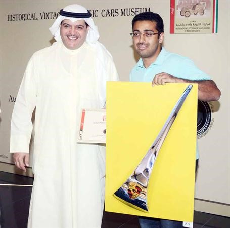 الشيخ مبارك السالم يكرم الفائز بالمركز الاول في فئة الشعار عبد العزيز الشمالي﻿