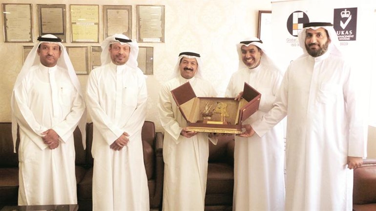 فهد الشعلة مكرما عددا من المتقاعدين﻿