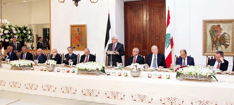 الرئيس الفلسطيني متحدثا خلال عشاء جمعه بالرؤساء والزعماء اللبنانيين في بعبدا مساء امس الاول	 محمود الطويل﻿