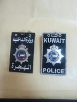 شارات شرطية عثر عليها في مركبة اللصوص﻿