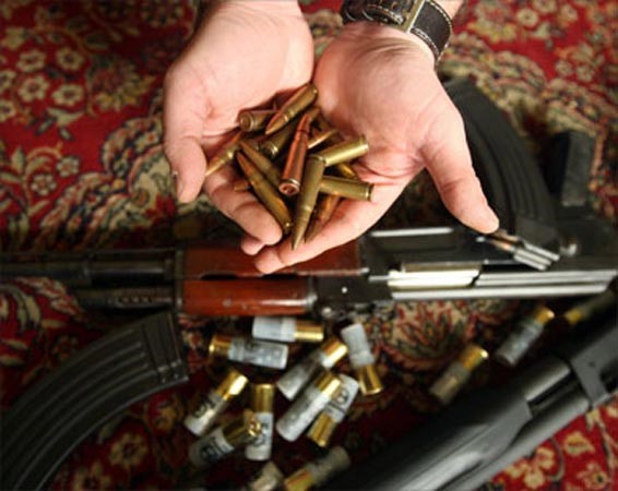 مصري يبلغ عن قذيفة مضادة للطائرات وطلقات كلاشينكوف