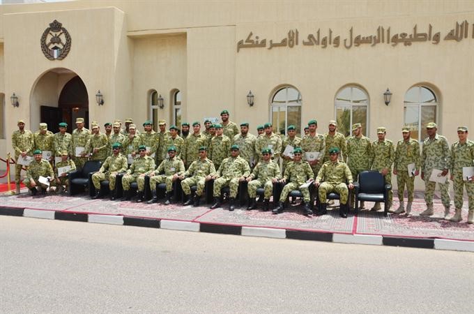 العقيد الركن مسفر عبدالله مسفر متوسطا المكرمين 