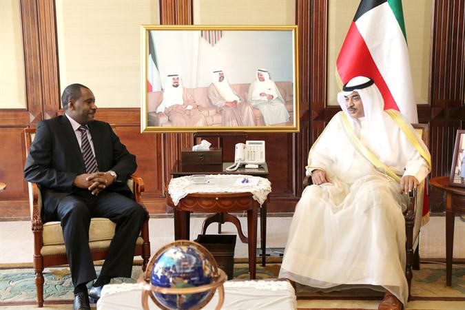  الشيخ صباح الخالد اثناء استقباله سفير تشاد علي احمد اغبش 