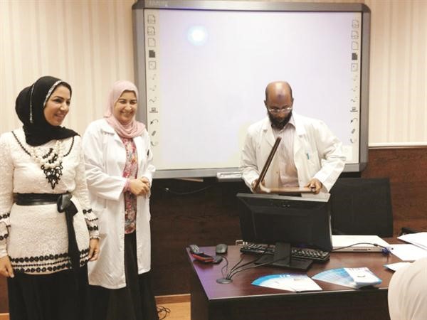 د ثريا البلوشي مع الاطباء اثناء المحاضرة﻿