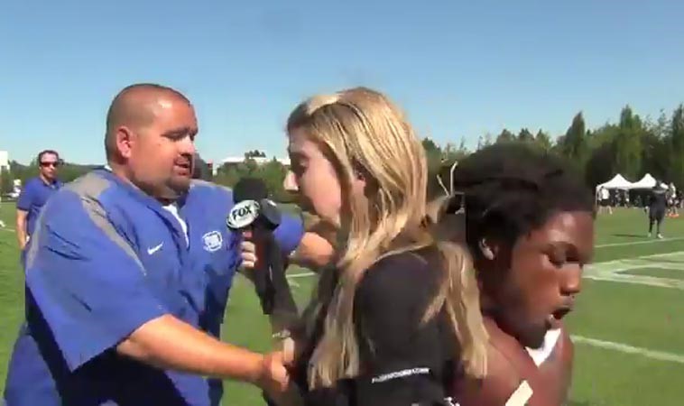 بالفيديو.. اصطدام لاعب كرة قدم بمراسلة تلفزيونية