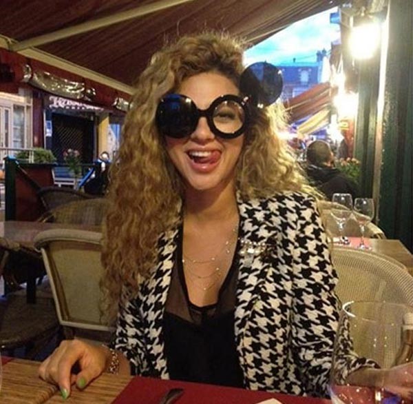 ميريام فارس ترتدي نظارة غريبة وتخرج لسانها