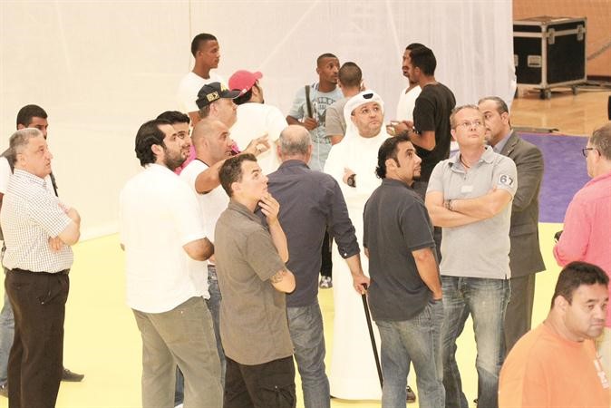 المحمد محاطا بفريق العمل ﻿
