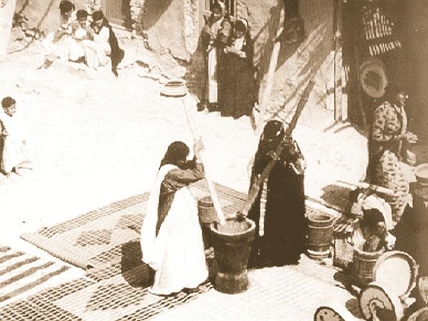 دق الهريس بالماضي