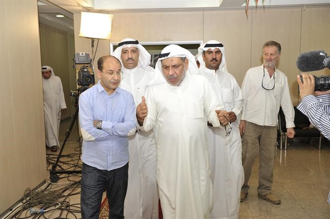 مدير ادارة الانتخابات علي مراد متحدثا مع بعض الاداريين