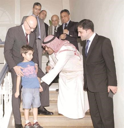 الزميل عدنان الراشد يداعب احد الاطفال خلال اللقاء