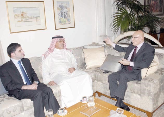 رئيس الوزراء اللبناني المكلف تمام سلام خلال لقائه الزميلين نائب رئيس التحرير عدنان الراشد ومدير التحرير محمد الحسيني في دارته امس محمود الطويل
