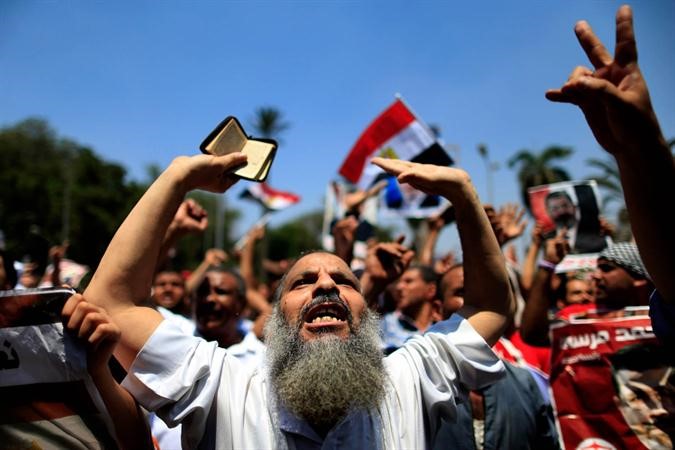 مؤيدو الرئيس المعزول محمد مرسي يتظاهرون بالقرب من جامعة القاهرة امس اپ