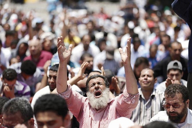مؤيدو الرئيس المعزول محمد مرسي يتجمعون بالقرب من جامعة القاهرة امس اپ