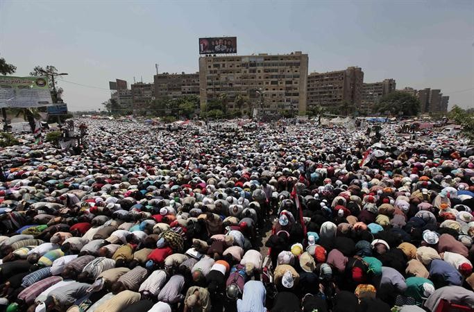 الحشود المؤيدة للرئيس المعزول محمد مرسي يؤدون صلاة الجمعة امام مسجد رابعة العدوية امس رويترز 