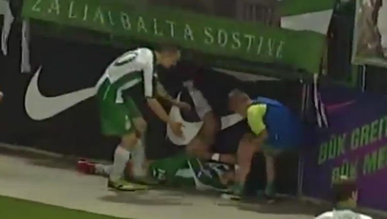 بالفيديو.. لاعب كرة قدم بولندي .. يسقط اثناء محاولته الفرح بالهدف مع الجمهور
