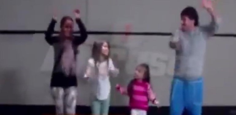 بالفيديو.. تيفيز يرقص بصحبة عائلته احتفالاً بانتقاله لـ " اليوفي "