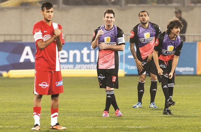 ايمار وميسي والفيس ثلاثي فريق ميسي ومعهم نيمار خلال مشاركتهم في احدى المباريات الخيرية رويترز