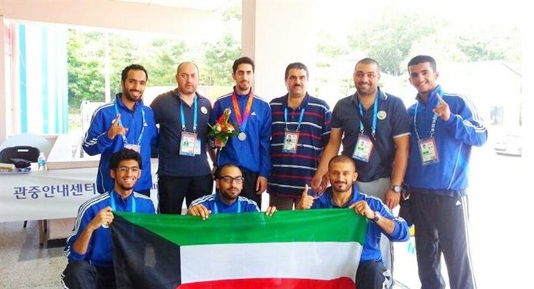 لاعبو الكويت حاملين العلم في الدورة 