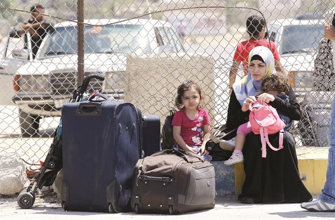 فلسطينيون عالقون عند معبر رفح الذي اغلقته السلطات المصرية امس الاول 	 افپ﻿