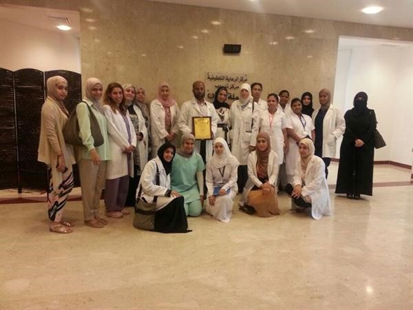 د سليمان عبد الله يتوسط المشاركين في المحاضرة﻿