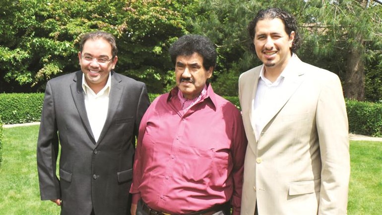 سمو الشيخ ناصر المحمد متوسطا الزميل يوسف خالد المرزوق واحمد حمد الحمد ﻿