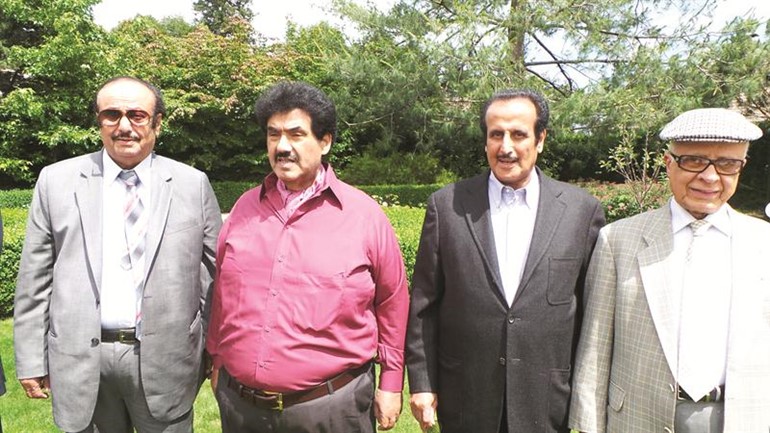 سمو الشيخ ناصر المحمد متوسطا الشيخ دابراهيم الدعيج والعم فهد المعجل واحمد الثويني﻿