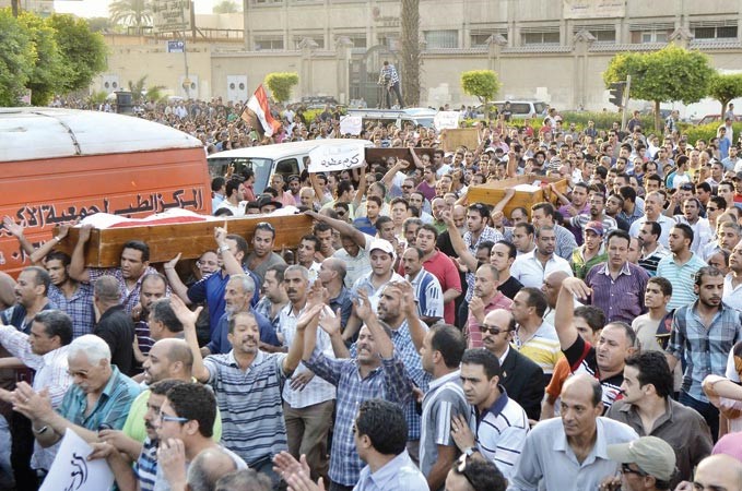 اهالي المنيل يشيعون ضحايا اشتباكاتهم مع عناصر مؤيدة للرئيس المصري المعزول محمد مرسي اول من امس افپ