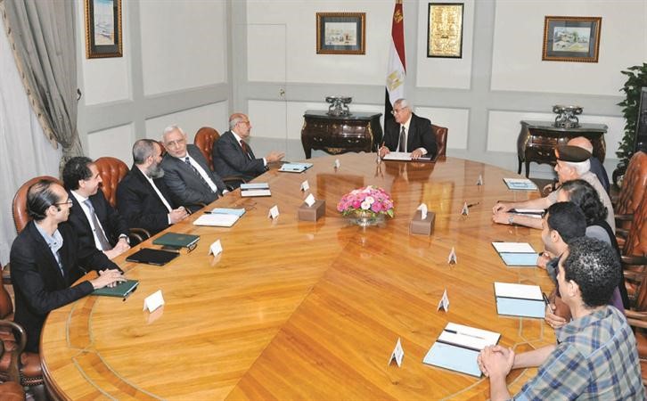الرئيس المصري المؤقت يجتمع مع زعماء من المعارضة في القصر الجمهوري امس افپ