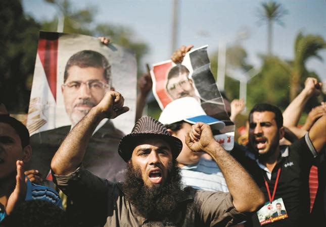جانب من تظاهرة لانصار الرئيس المعزول د محمد مرسي بالقرب من جامعة القاهرة امس 