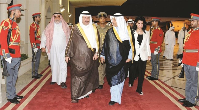 سمو رئيس الوزراء الشيخ جابر المبارك لدى وصوله
وفي استقباله الشيخ احمد الحمود والشيخ احمد الخالد﻿