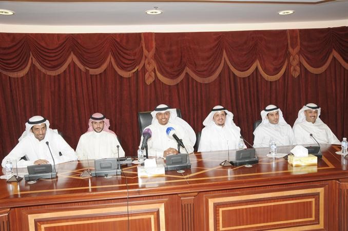 عبدالعزيز السمحان متحدثا في المؤتمر الصحافي بحضور عدد من التعاونيين هاني عبدالله