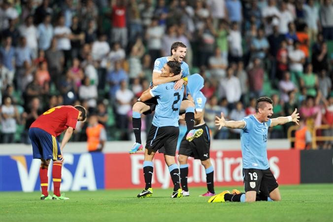 فرحة لاعبي اوروغواي بالفوز على اسبانيا والتاهل لنصف النهائي افپ