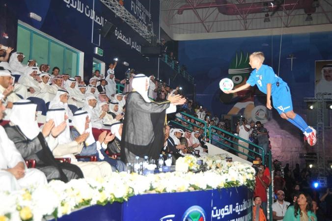 الطفل المفاجاة في الحفل يعطي كرة البطولة للشيخ سلمان الحمود