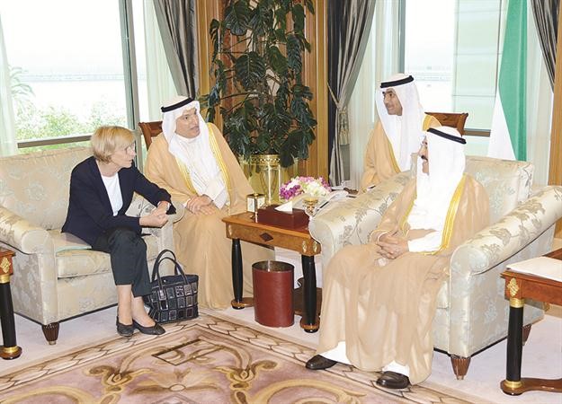 صاحب السمو الامير الشيخ صباح الاحمد مستقبلا وزيرة الخارجية الايطالية﻿