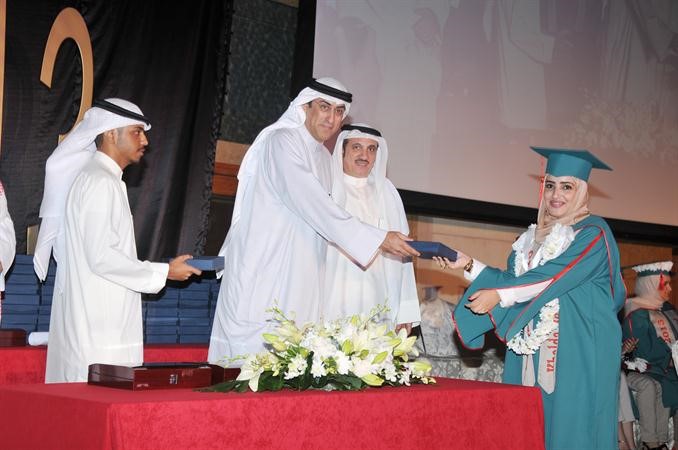 الشيخ داوود الصباح مكرما احدى الخريجات	محمد خلوصي﻿