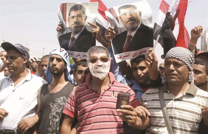 انصار الرئيس المعزول يتظاهرون بالقرب من مقر الحرس الجمهوري امس رويترز