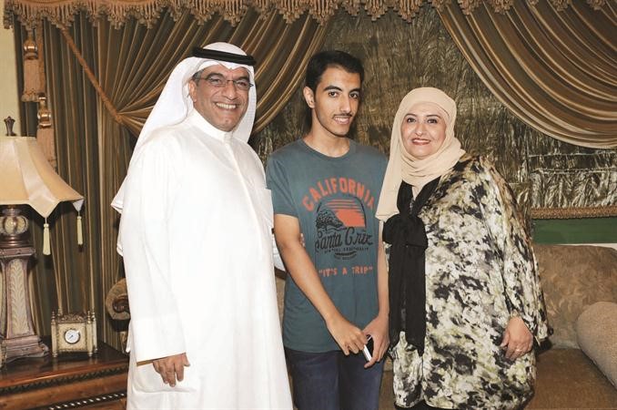 احمد العبدالكريم متوسطا والديه	 قاسم باشا
﻿