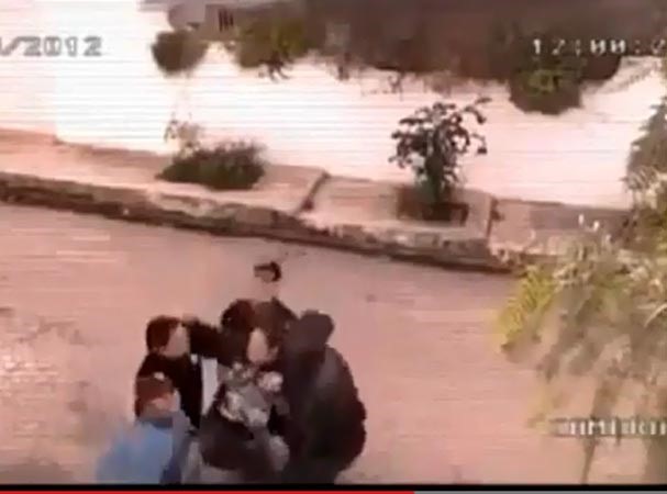 بالفيديو.. عصابة حاولت ضرب شخص .. وبعد اكتشاف كاميرا مراقبة غيروا الخطة تماماً ووجهوا له القبلات