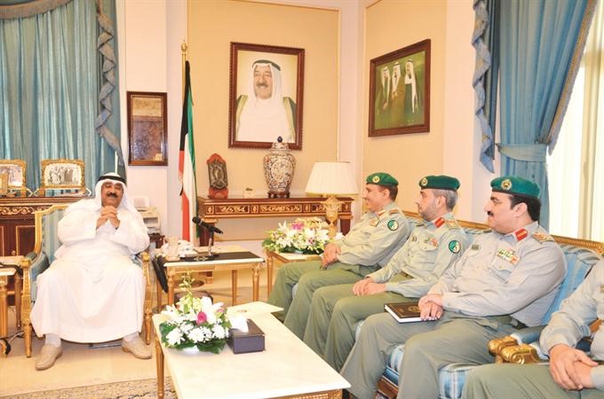 الشيخ مشعل الاحمد مستقبلا اللواء سابح مجبل معيوف وعددا من منتسبي القيادة
